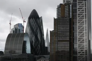 FTSE treads water as it looks past Russian turbulence