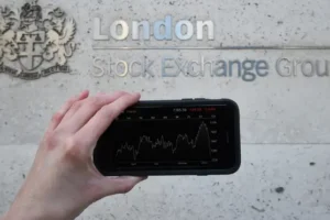 London markets slump as investors await US rates outlook