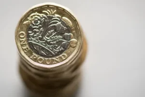 Pound strikes 15-month high despite dip in UK GDP