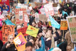 Law on minimum service levels during strikes given Royal Assent