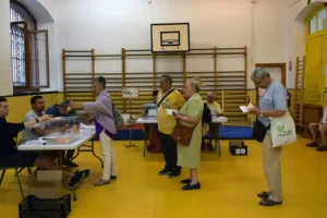 Voters brave the heat as Spain holds early general election