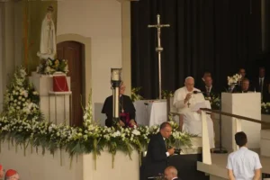 Pope visits shrine in Portuguese town of Fatima