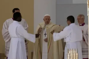 Pope ends Portugal trip with open-air Mass to 1.5 million