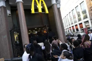 PM blasts ‘unacceptable’ social media craze that led to Oxford Street looting