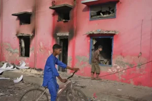 Pakistani police arrest 129 Muslims after mob attacks Christian churches
