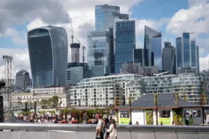 FTSE 100 falls to new month-low as bond yields climb