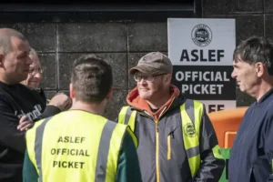 Aslef union train drivers to strike again over pay