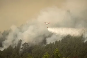Thousands more evacuated as Tenerife wildfire rages
