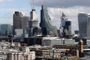 FTSE rises as pound sinks to 10-week low against dollar
