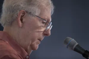 Mitch McConnell appears to briefly freeze up again
