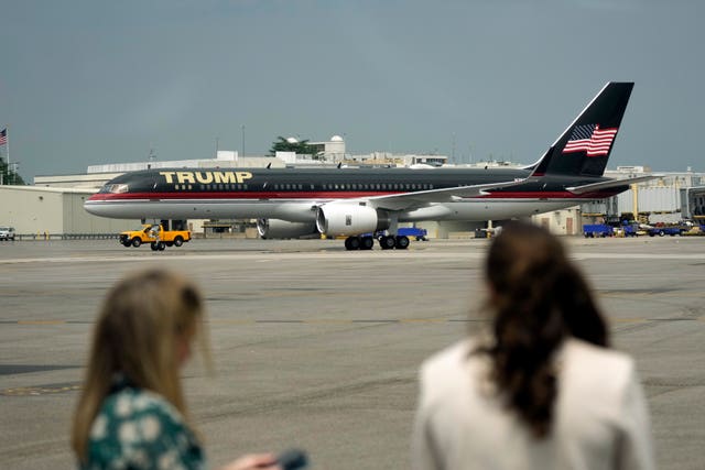 69b83a9702c943a799b9617d15f1b6df Donald Trump's plane arriving in Washington