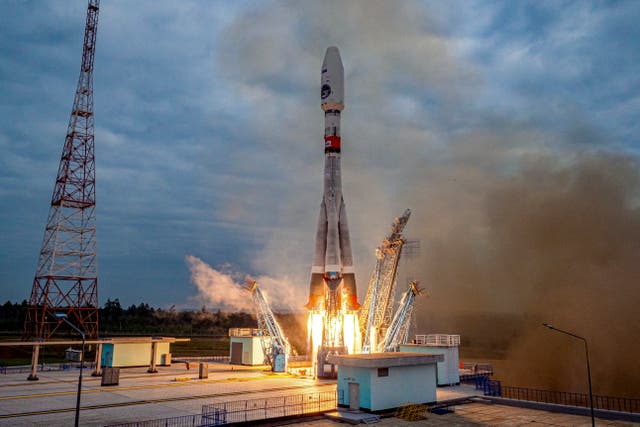 bca7523e0132493c91f1183c14a0b561 Moon mission blasts off