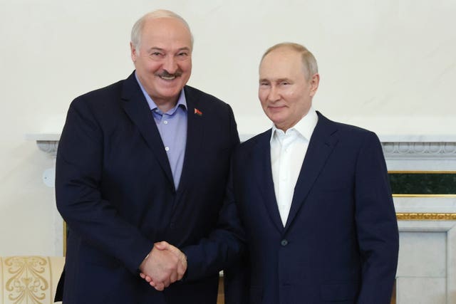 d2bfb723e47a4f6185f501bc33088ce0 Alexander Lukashenko and Vladimir Putin shake hands