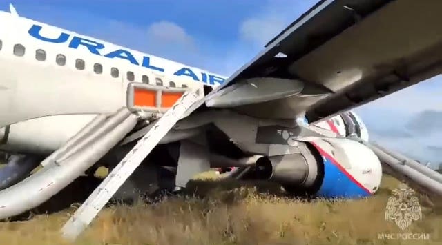 488c9c83157e4d6697a825250e0a4c77 An Airbus A320 of Ural Airlines is seen after an emergency landing near Ubinskoye village, Novosibirsk Region, Russia