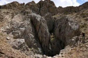 Rescue begins of ailing US researcher stuck 3,000ft inside Turkish cave