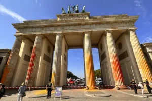 Climate activists spray Berlin’s Brandenburg Gate with orange paint
