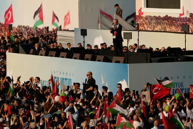 16a5b871f16f4ca5a97df0ecc78b87e4 Turkish leader at rally