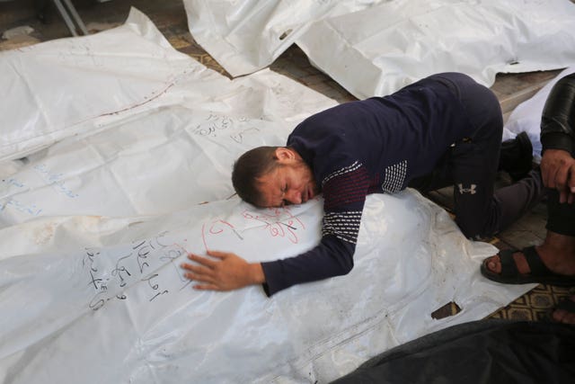 Palestinian mourns relatives
