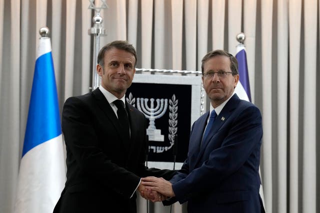 5ec616c536ce44fca6a54c4116586f94-1 Emmanuel Macron shakes hands with Israeli president Isaac Herzog in Jerusalem