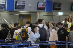 Some Israelis abroad try to head home, to join reservists or just to help