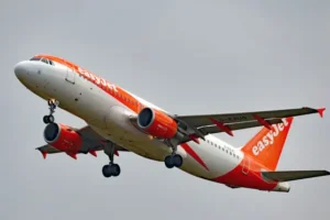 EasyJet plans to buy new planes and resume dividends after record profit