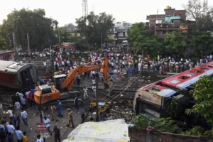 Four killed and dozens injured as passenger train derails in eastern India