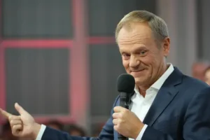Poles vote in huge numbers for centrist opposition
