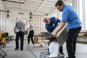Swiss go to polls, with right-wing populists and Socialists set for rebound