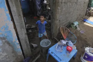 Hurricane survivors desperate for food and aid amid slow government response