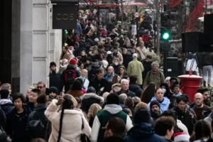 More UK consumers planning to increase spending this Christmas, survey suggests