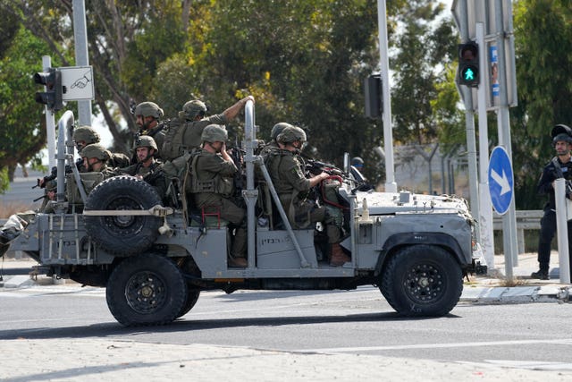 63cbbd168fbf4bfca03877159ddebbec-1 Israeli soldiers