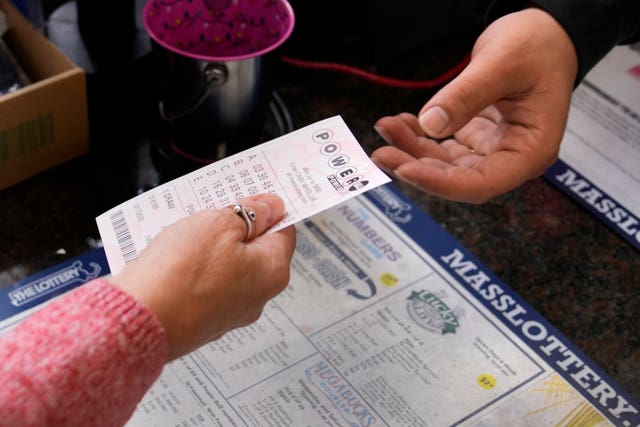 8136b0d9448d400986d3cfdcba087187 A customer purchasing Powerball tickets