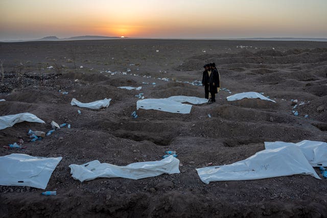 83521439551d427094f58b470f88eca0 Afghans bury hundreds of people killed in an earthquake