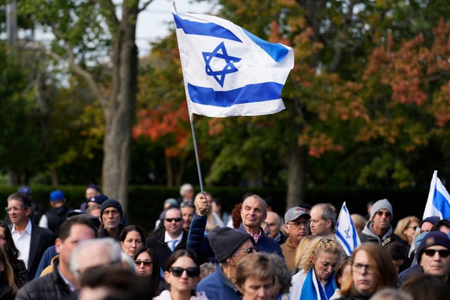 99d87f10939f4bc5a5480aaa2eb928dd Supporters of Israel attend a solidarity event in Glencoe, Illinois