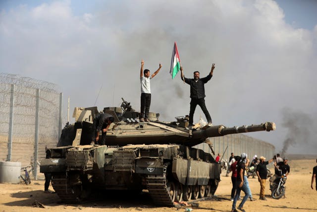 ef0ca10973de4e7cb17486c6b98bb093 Destroyed Israeli tank