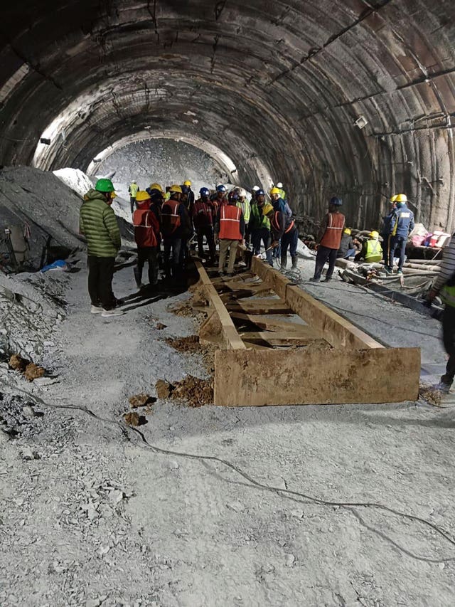 519ce85130ce4acc91c8da649cbfbcd2 India Tunnel Collapse