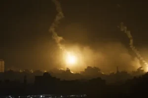 Thousands of Palestinians flee from Gaza City hospital after Israeli attacks