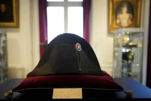 Napoleon’s hat sells for 1.9 million euro at auction