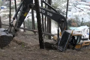 Trapped workers get hot meals through pipe after nine days in collapsed tunnel