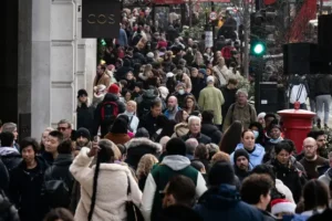 Consumer confidence stages end-of-year rally