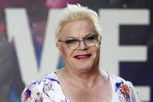 Eddie Izzard to play every part in Hamlet on return to New York stage