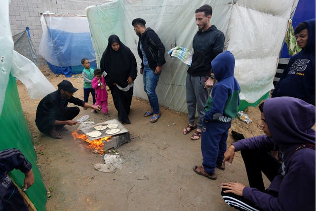 734c103e05cf437398759741e664ac27 Palestinians displaced by the Israeli bombardment of the Gaza Strip cook near al Aqsa Hospital in Deir al Balah, Gaza Strip