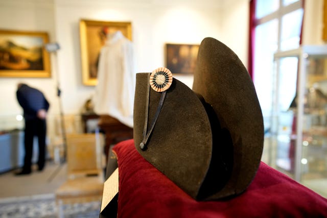 eb4dc8a1792a4fa5ad241cdde719299f One of the signature broad, black hats that Napoléon wore when he ruled 19th-century France and waged war in Europe is on display at Osenat’s auction house in Fontainebleau, south of Paris