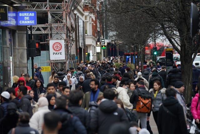 2-74946173 Shoppers on Oxford Street in London on Christmas Eve