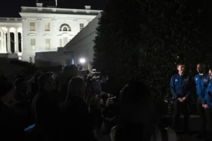 Biden hosts Nasa astronauts aiming to fly around the moon