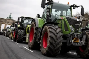Tractors driven to protest at Brandenburg Gate