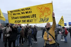 Extinction Rebellion activists block highway around Amsterdam