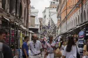 Venice to limit size of tourist groups to 25 people from June