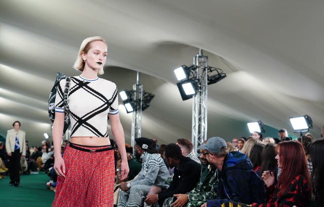 2-73778088 Burberry Catwalk – London Fashion Week 2023