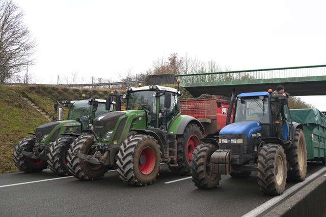4466c57881db4a44bb97e93aa0bd281d French tractor demo